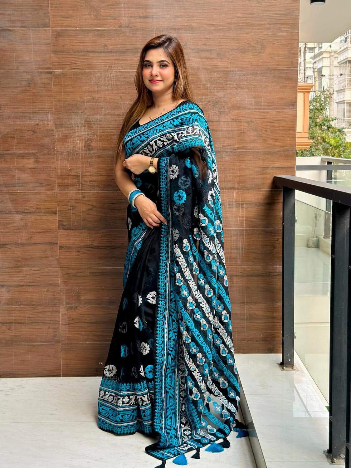 জামদানী ইন্সপায়ার্ড কটন সিল্ক স্কিন ও এম্বুস প্রিন্ট শাড়ি।